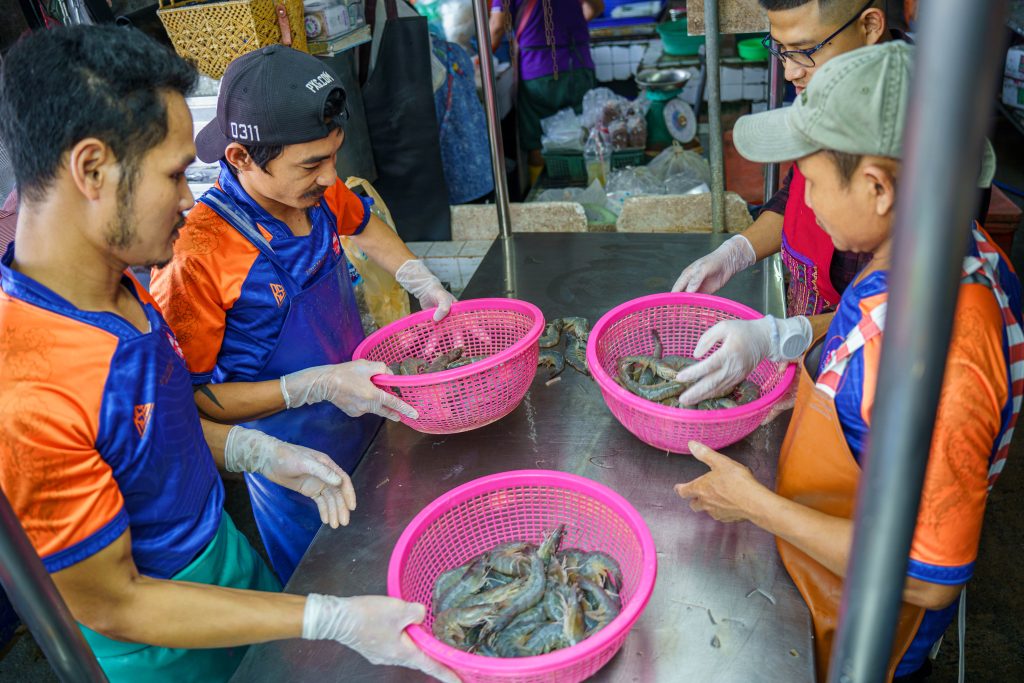 กุ้งดำรงค์มีความเชียวชาญในการคัดสรร กุ้งกด และกุ้งแกะ
