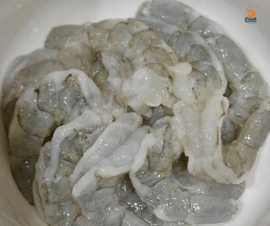 ภาพกุ้งที่ล้างสะอาดแล้วพักในกระชอน